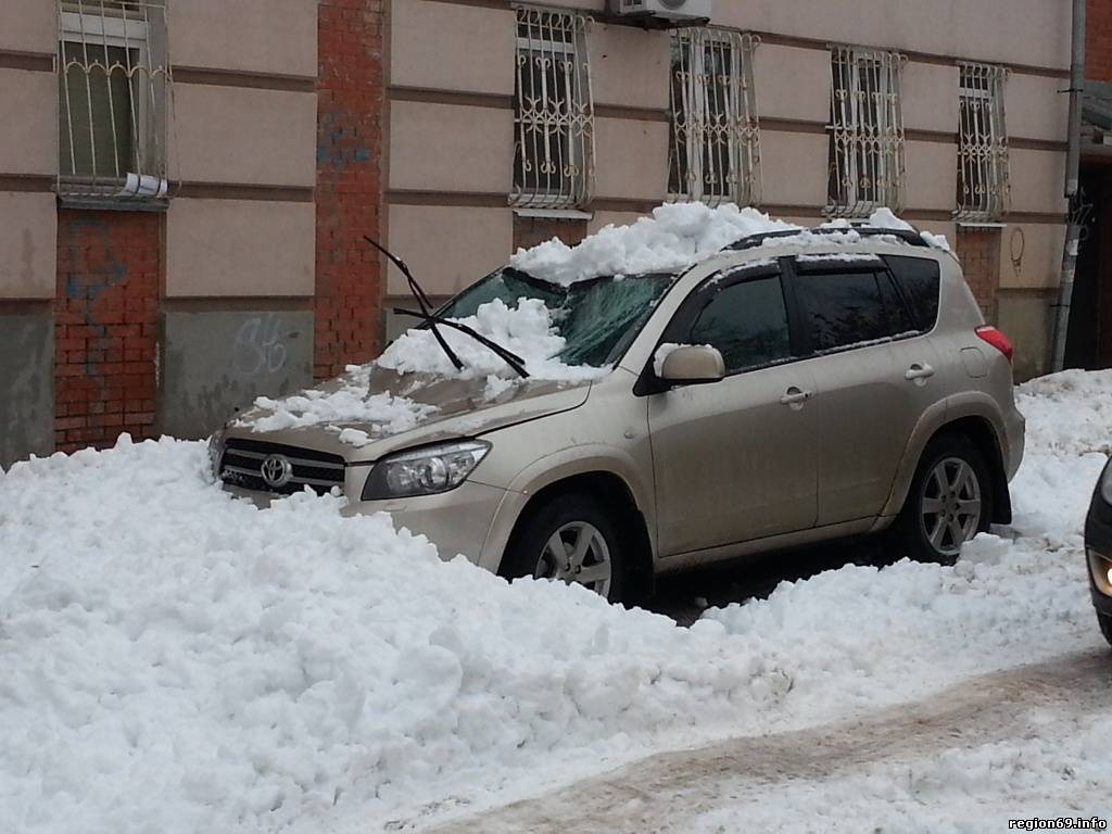 Снег на крыше машины