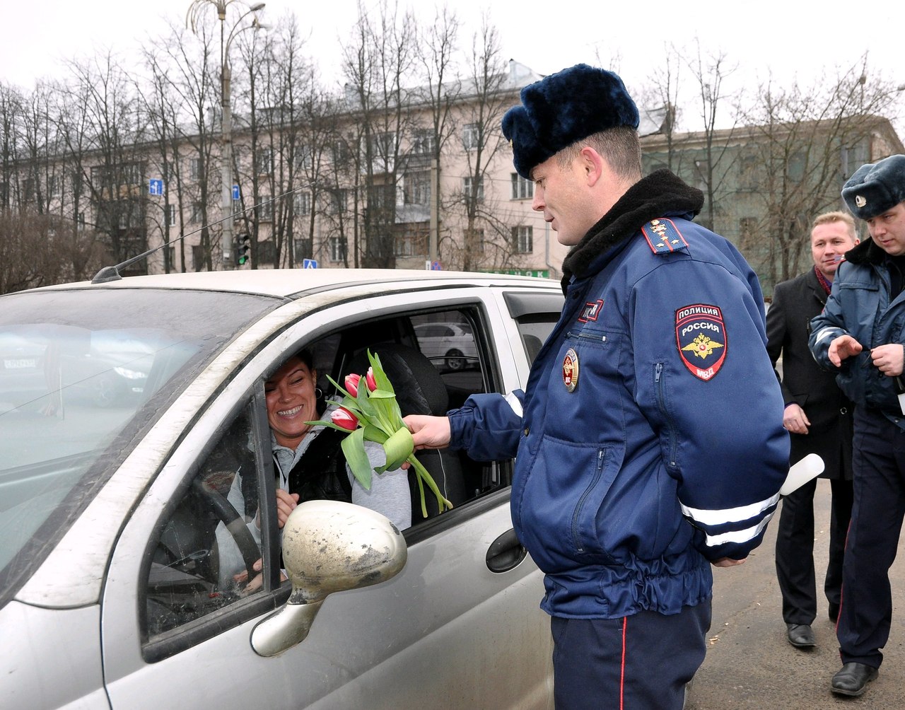 В Твери сотрудники ГИБДД вышли на дороги с цветами (фото) |Твериград