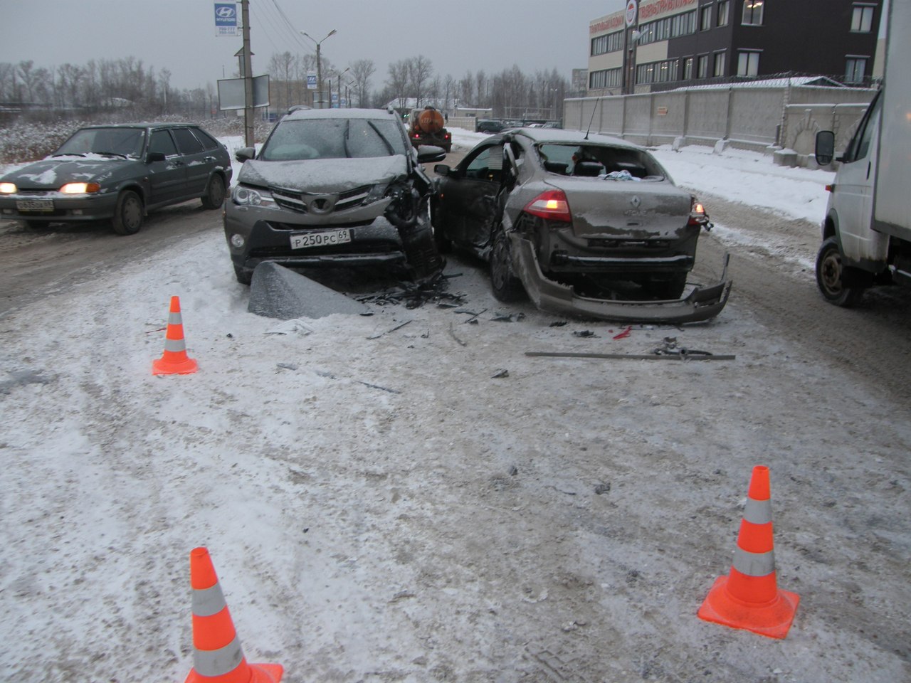 В Твери при столкновении трёх автомобилей пострадали два человека |  Твериград