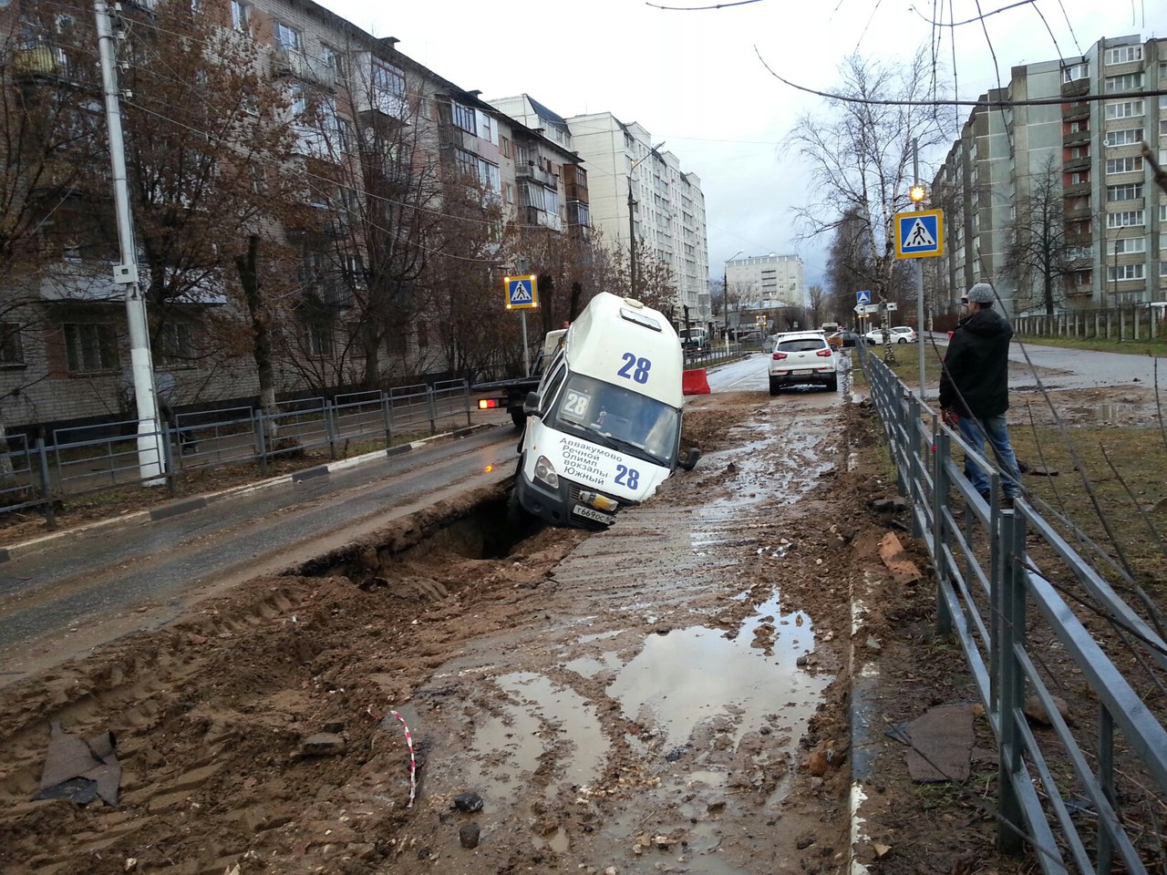 В Твери маршрутка съехала в траншею (фото) | Твериград