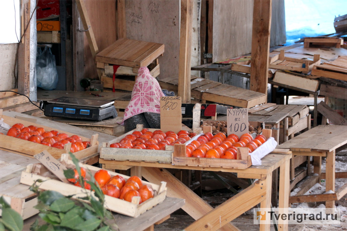 На рынке в Твери обнаружены опасные ягоды и фрукты