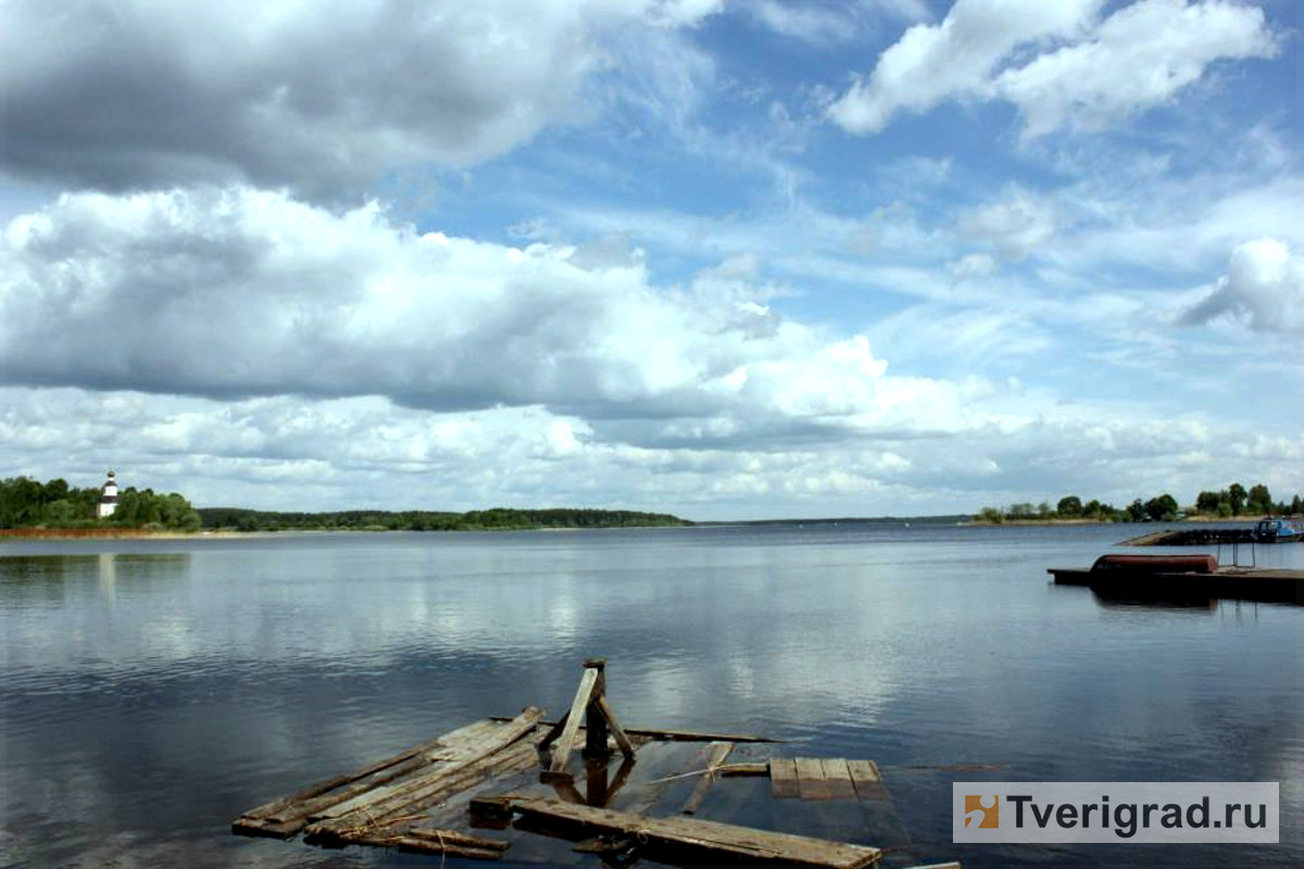 В Западнодвинском районе мужчина незаконно построил причал на озере