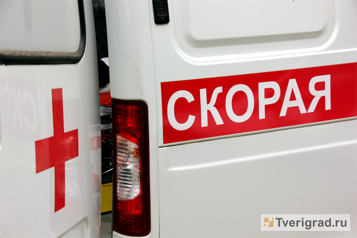 Лобовое ДТП в Тверской области: спасателям пришлось извлекать мужчину из искореженного автомобиля