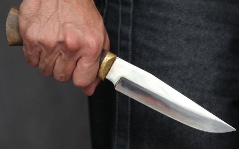 Под Тверью мужчина из-за 100 рублей угрожал пенсионерке ножом
