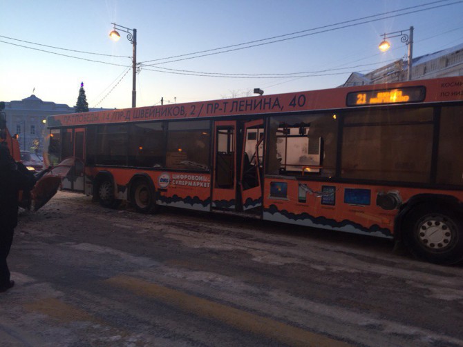 В Твери снегоуборочная машина протаранила автобус