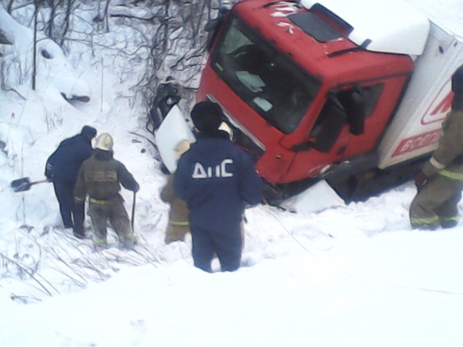 В Ржевском районе три человека погибли при столкновении легковушки и автопоезда