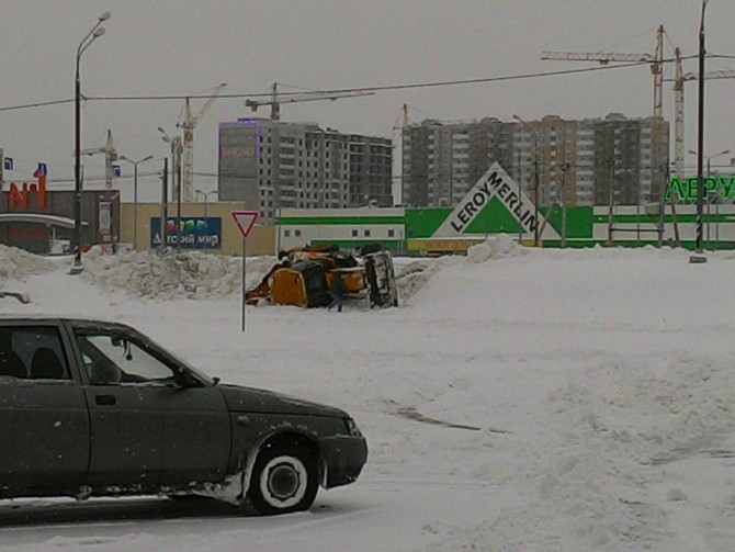 В Твери произошло ДТП с участием снегоуборочной техники
