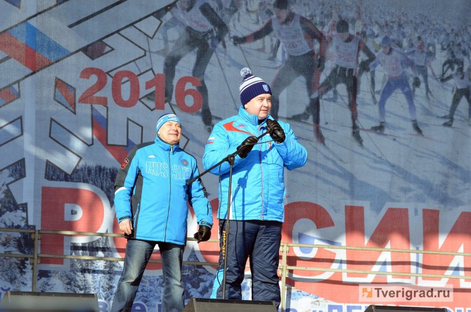 Губернатор Андрей Шевелев приветствует участников Лыжни России-2016
