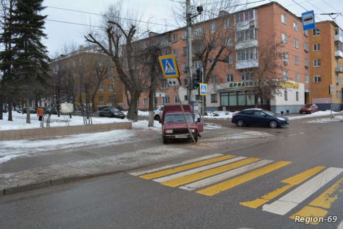 В Твери "каблук" вылетел на тротуар и снес знак пешеходного перехода