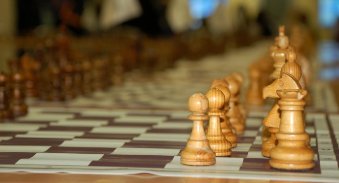 Анатолий Корнилов самостоятельно постигал премудрости шахматного искусства. 