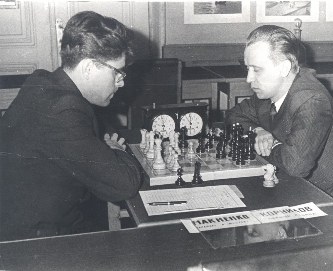 Анатолий Корнилов играет черными. 1960-е годы.