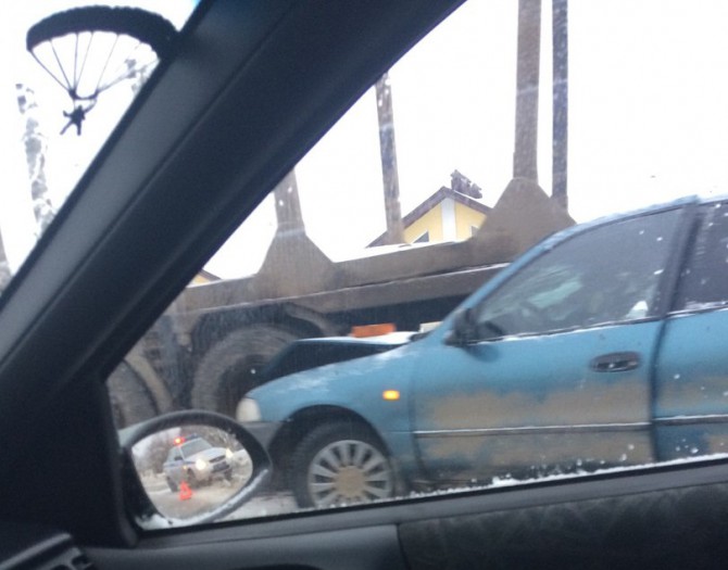 В Твери на Красинском мосту легковушка врезалась в грузовик