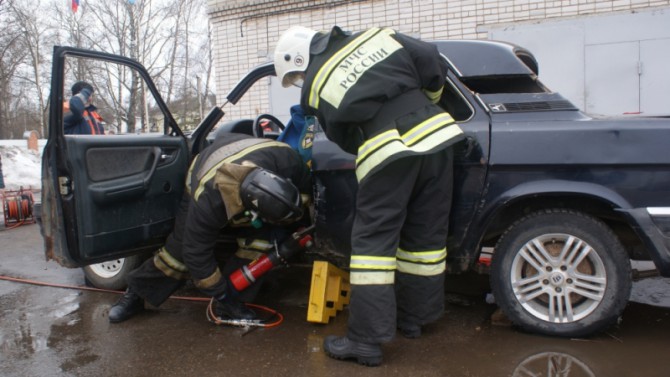 В Ржеве прошли соревнования спасателей по ликвидации последствий ДТП