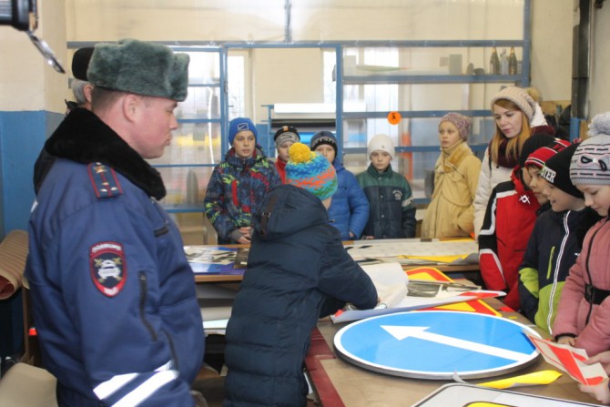 Нелидовские школьники посетили цех по изготовлению дорожных знаков