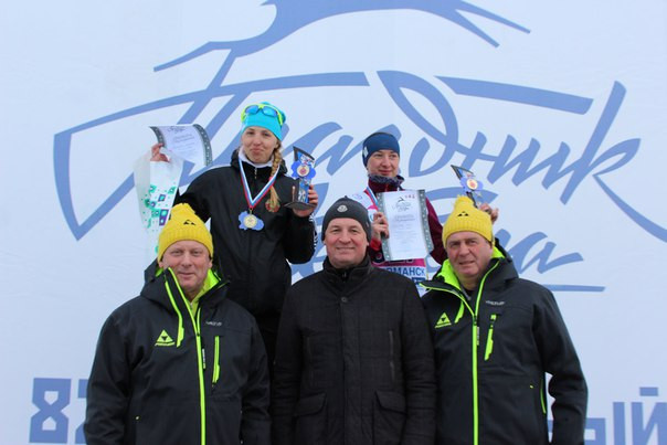 Ольга Крылова (на снимке справа на пьедестале) - призер Мурманского лыжного марафона
