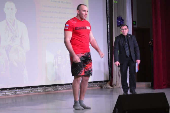 Алексей Олейник на сцене Досугового центра