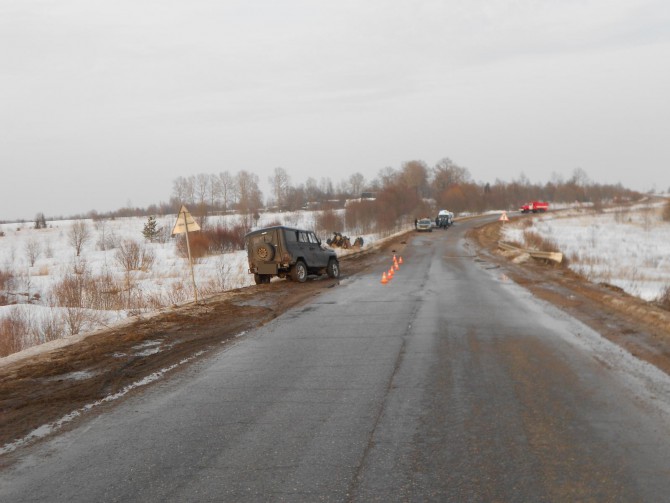 В Лихославльском районе УАЗ врезался в автопоезд