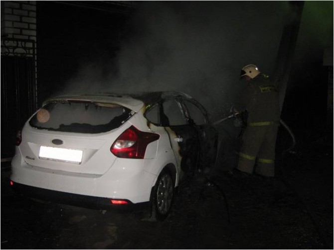 В Осташкове сожгли автомобиль