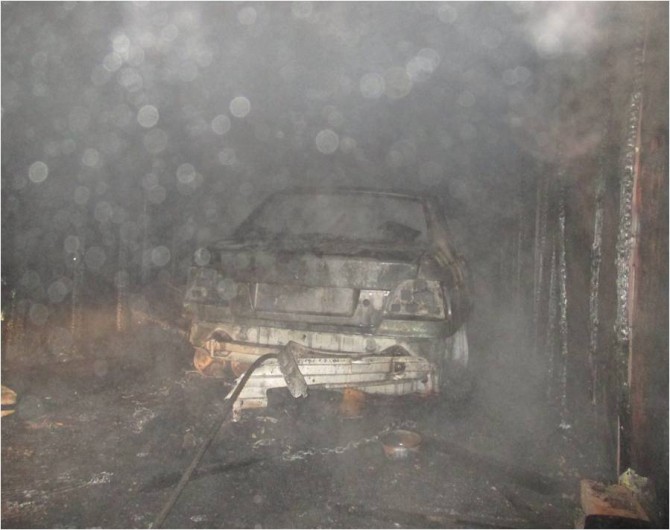 В Ржеве сгорел гараж вместе с автомобилем