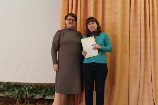 Наталья Сенникова проводит награждение победителей и лауреатов конкурса