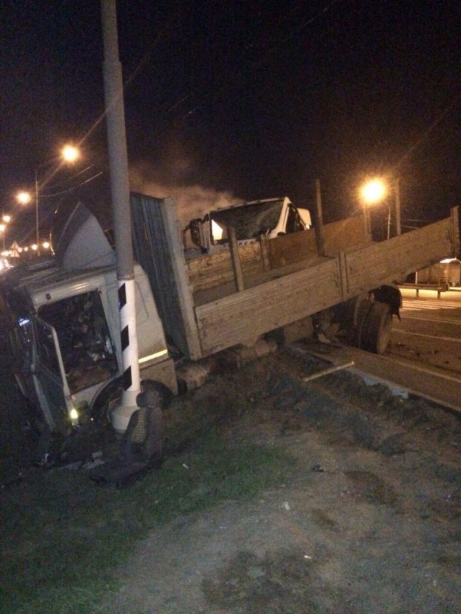 В Конаковском районе столкнулись два грузовика