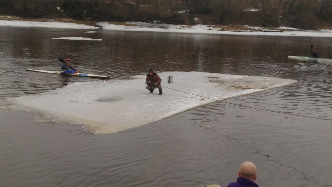 В Твери спасли рыбака, дрейфующего на льдине