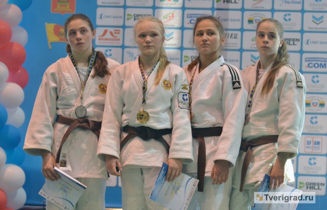Ульяна Красильникова (на снимке первая справа) - на пьедестале почета Кубка Европы