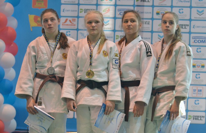 Ульяна Красильникова (на снимке первая с права) - на пьедестале Кубка Европы по дзюдо