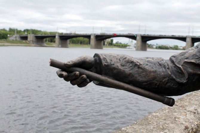 В Твери вандалы повредили новую скульптуру рыбака
