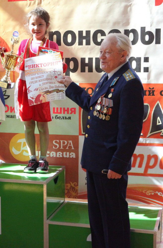 Валентин Морев награждает самых юных участниц турнира Виктория