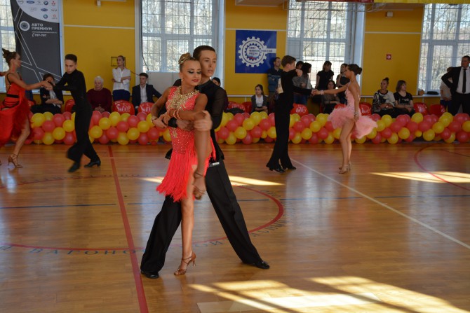 Танцуют Степан Назолин и Дарья Рябцева