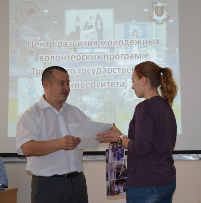 Руслан Дельмамбетов вручил Сертификаты волонтерам