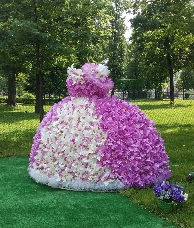В Городском саду Твери появились новые платья из цветов