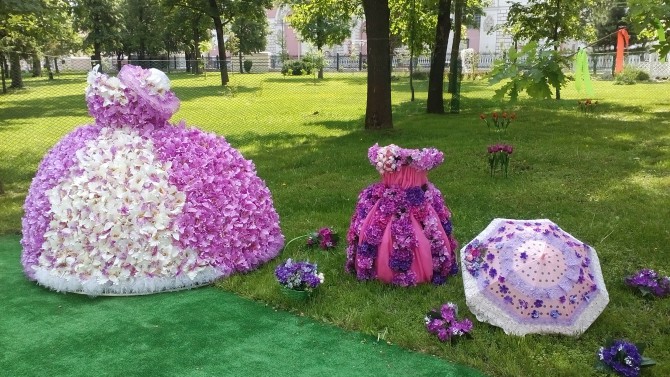 В Городском саду Твери появились новые платья из цветов