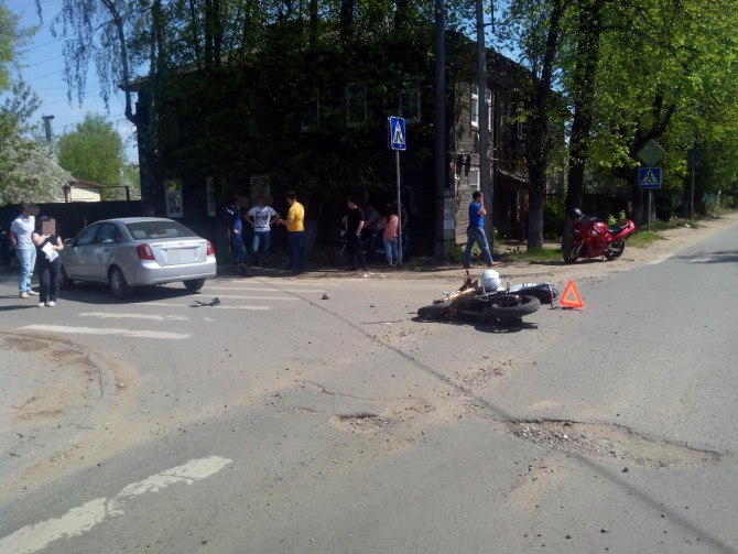 В Кимрах мотоцикл врезался в легковушку