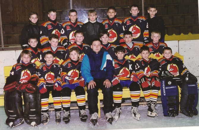 Роман Любимов (на снимке третий слева в нижнем ряду) в начале своей хоккейной карьеры в Твери рядом с тренером Максимом Чернаковым