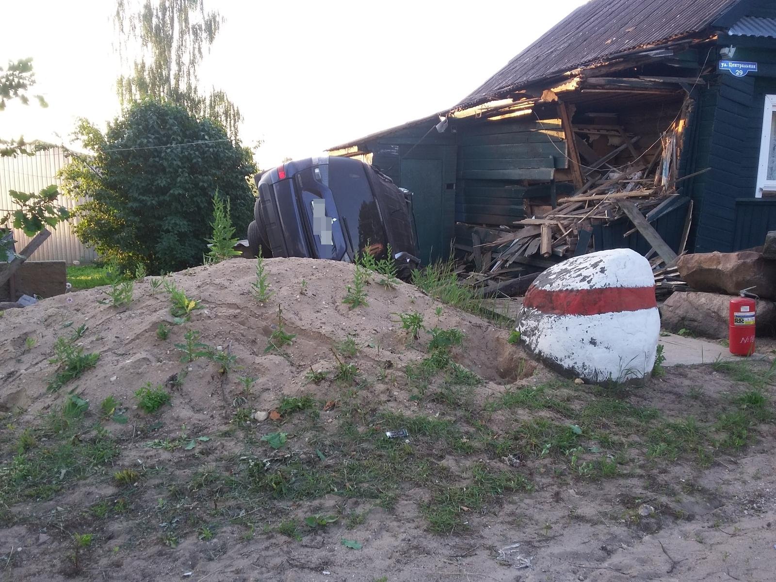 В Торжокском районе пьяный водитель на внедорожнике врезался в дом (фото) |  Твериград