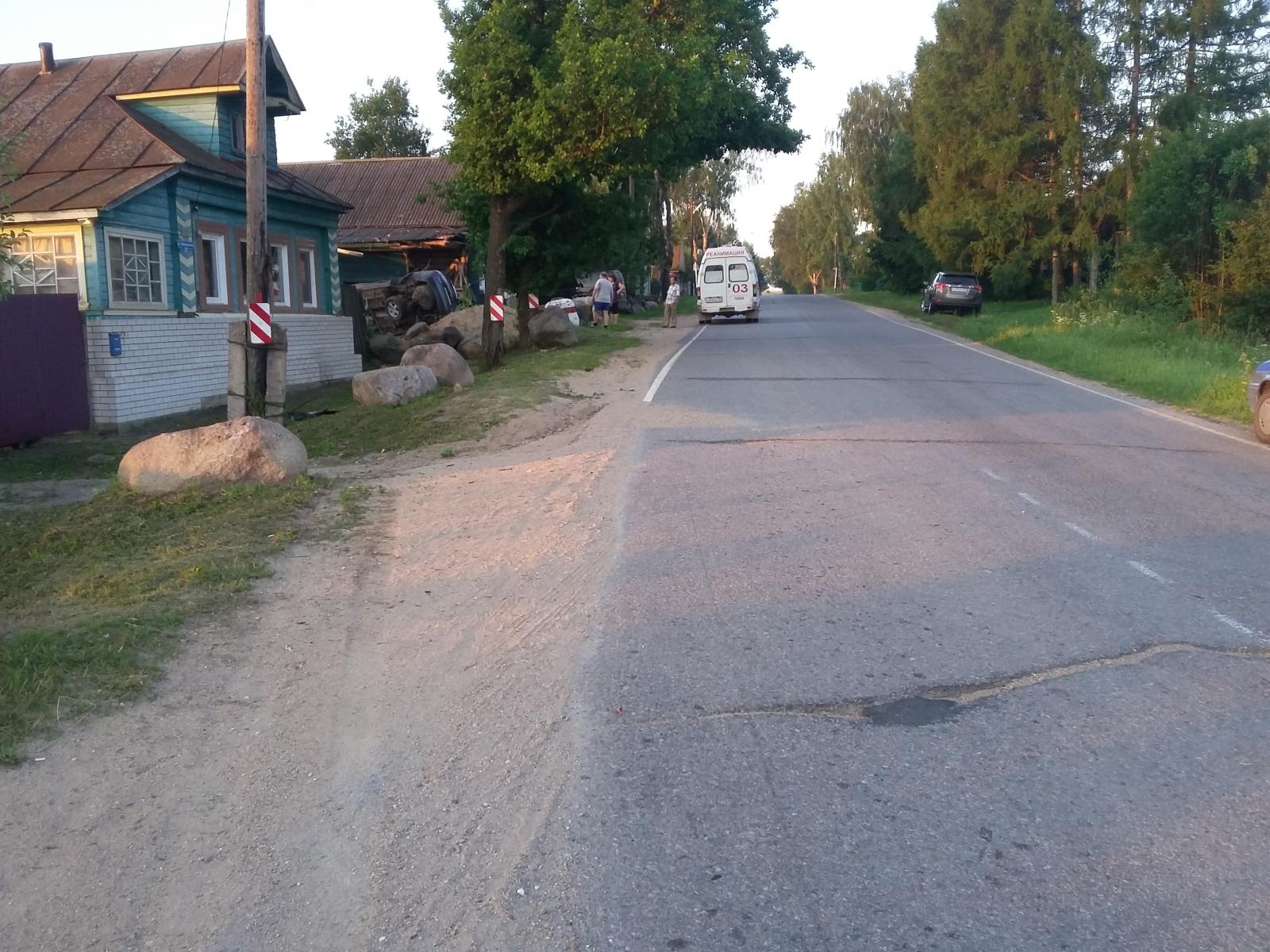 В Торжокском районе пьяный водитель на внедорожнике врезался в дом (фото) |  Твериград