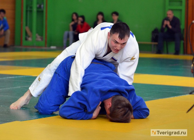 Роман Бобиков (в белом кимоно) в 2016 году стал мастером спорта международного класса по дзюдо