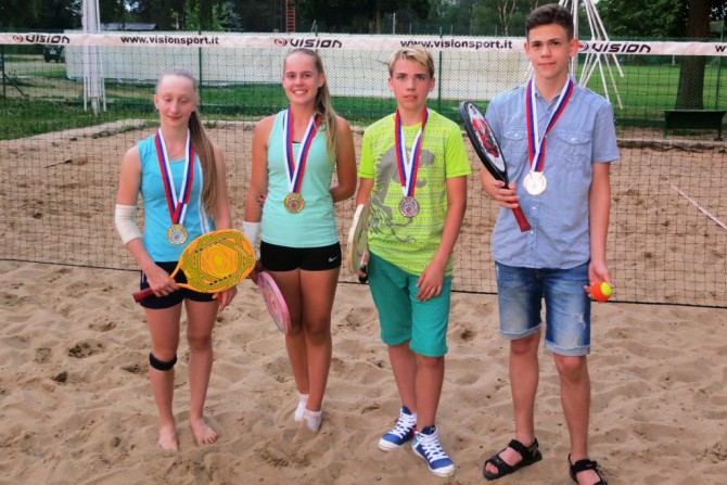 Тверские теннисисты с призами турнира по пляжному теннису