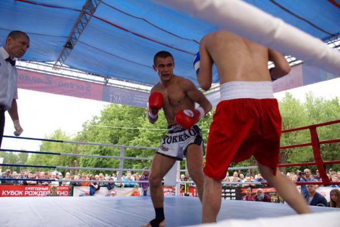 Алексей Кремнев (на снимке слева) на ринге в Новопетровском