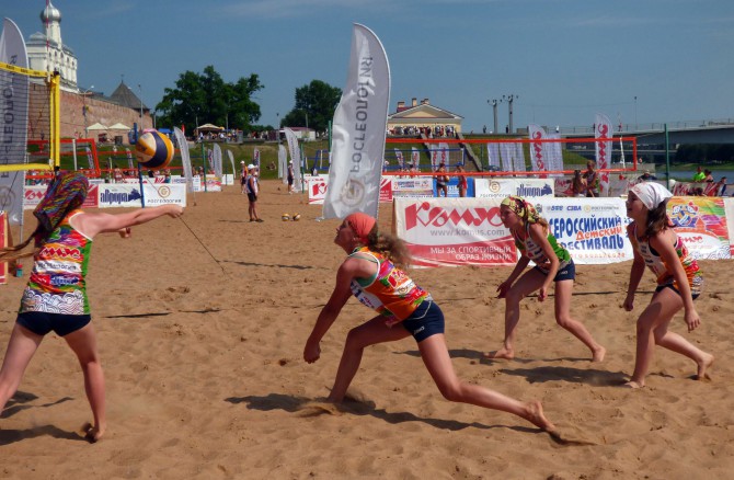 Тверские волейболистки выступают на фестивале в Великом Новгороде