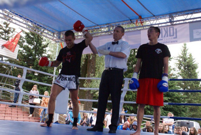 Алексей Кремнев (на снимке слева) - победитель турнира среди профессионалов