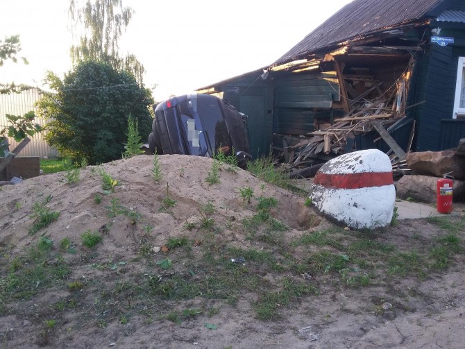 В Торжокском районе пьяный водитель на внедорожнике врезался в дом
