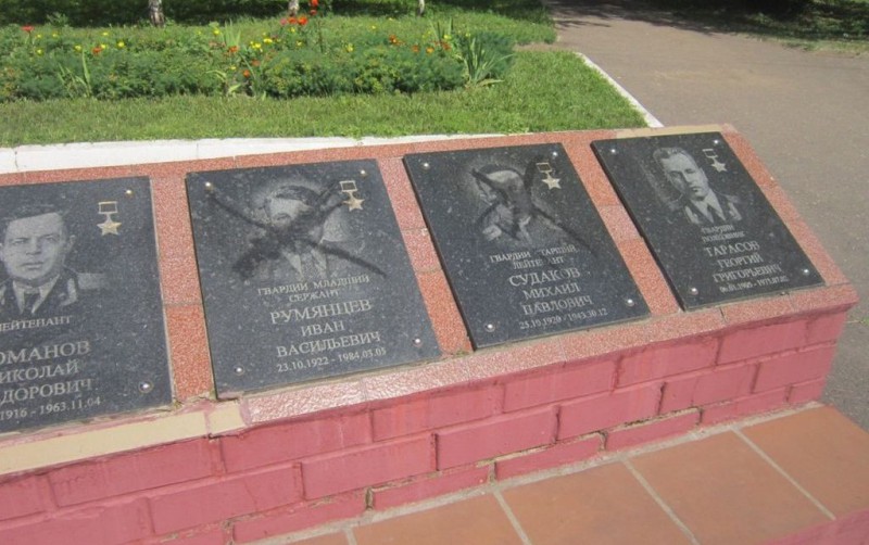 В Торжке вандалы осквернили мемориал на «Аллее памяти»
