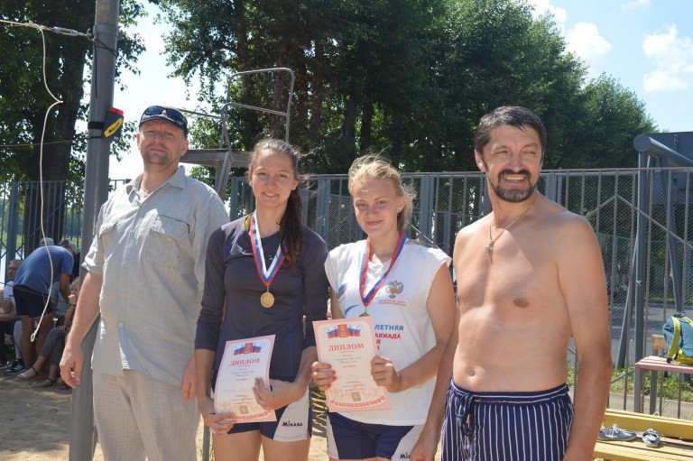 Юлия Смирнова (на снимке вторая слева) - чемпионка Тверской области по пляжному волейболу