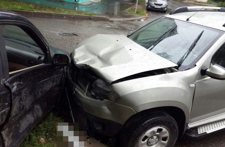 В Твери в аварии пострадали беременная женщина и ребенок