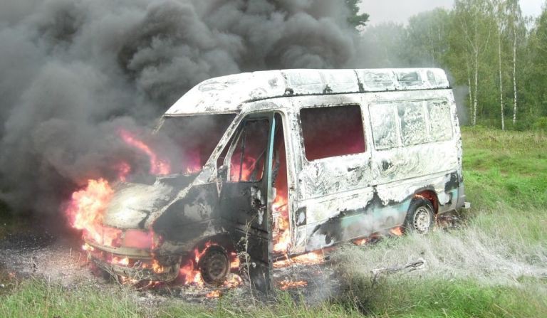 сгоревший микроавтобус
