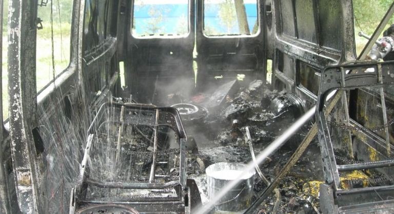 сгоревший микроавтобус