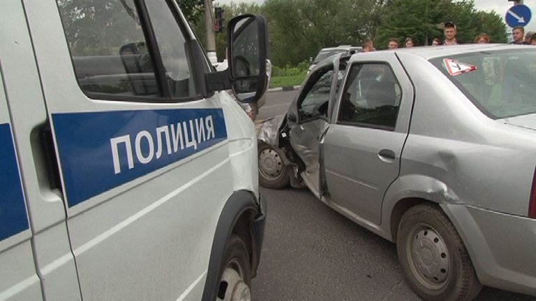 В Твери столкнулись полицейская "Газель" и учебный автомобиль